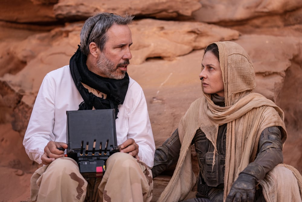 Denis Villeneuve et Rebecca Ferguson sur le plateau de tournage du film Dune, deuxième partie (2024) © 2024 Warner Bros. Entertainment Inc. All Rights Reserved.