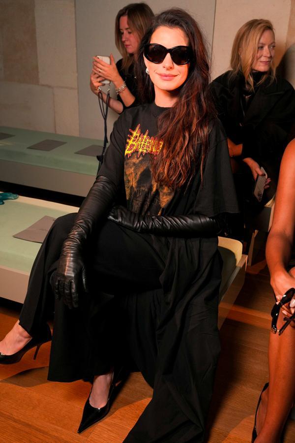anne hathaway au défilé Balenciaga printemps-été 2026.