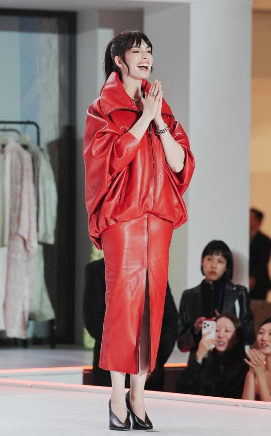 anne hathaway look