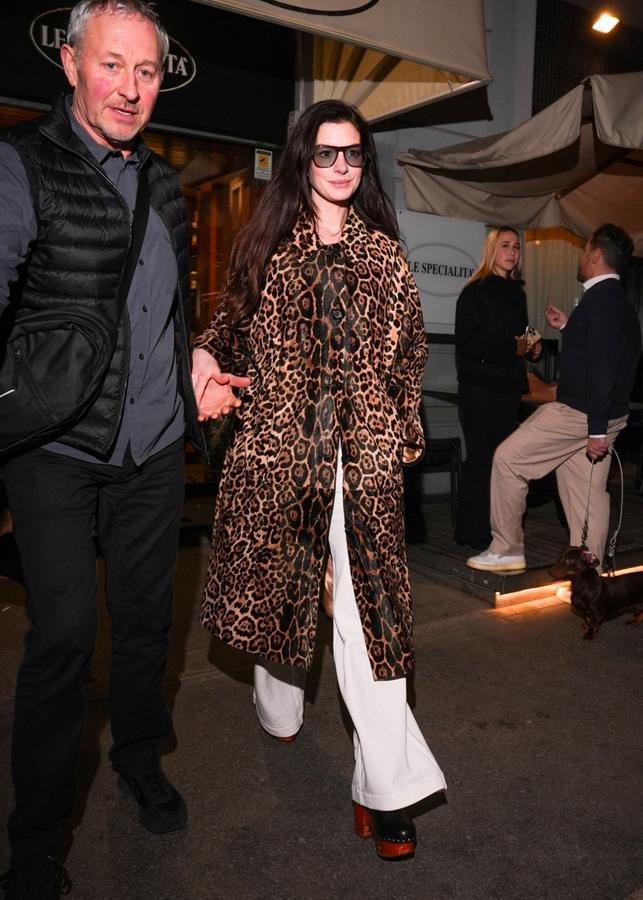 Anne Hathaway en Valentino. © Valentino.