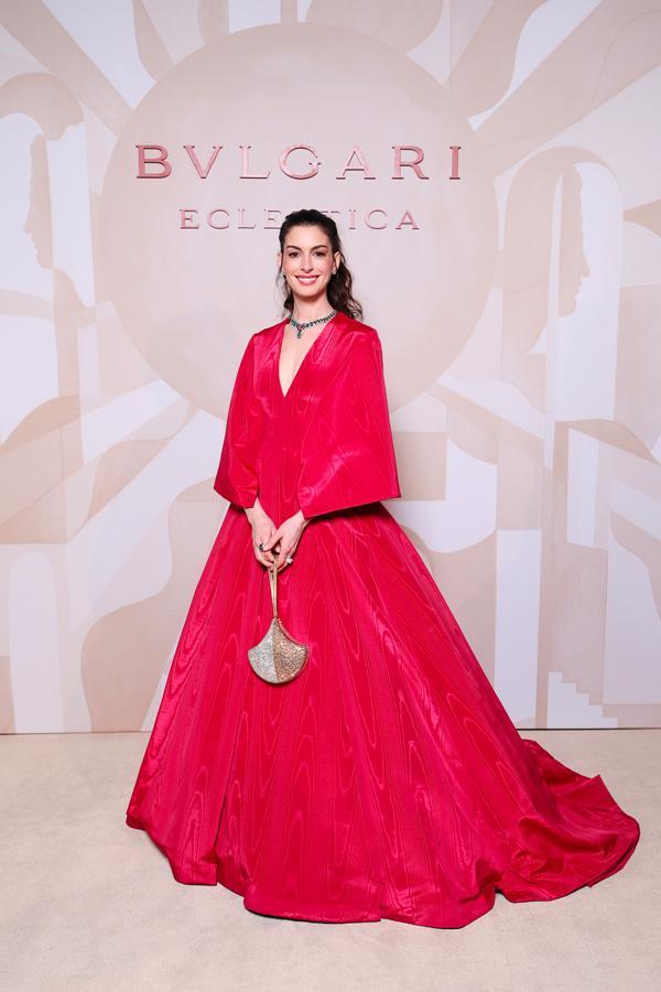 Anne Hathaway en Valentino et bijoux Bulgari. .