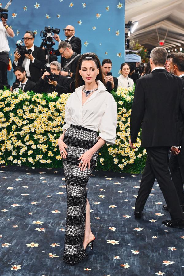 anne hathaway en Versace au Met Gala en 2025.