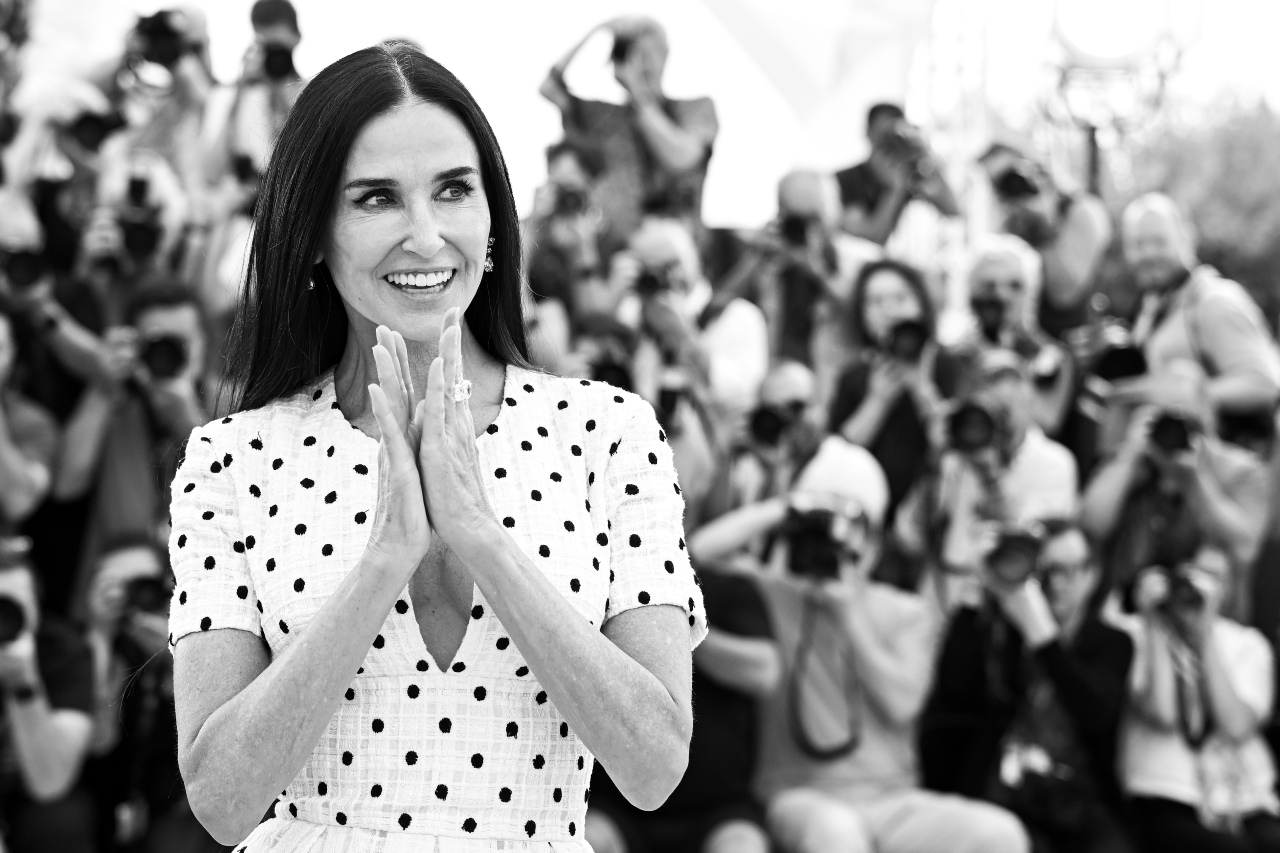 Demi Moore sur le photocall de The Substance au Festival de Cannes, le 20 mai 2024. Photo de Stephane Cardinale - Corbis/Corbis via Getty Images.