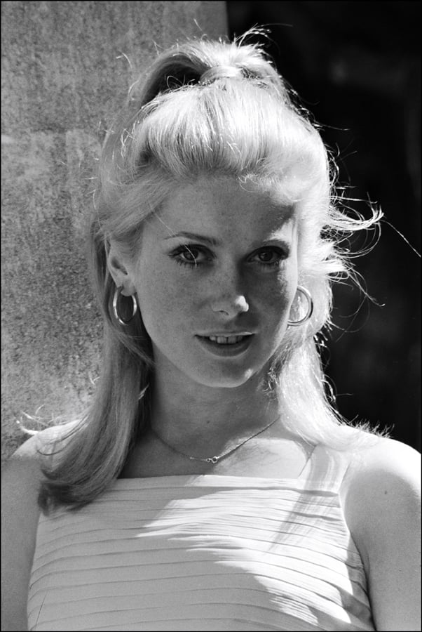 Catherine Deneuve au Festival de Cannes en 1965 © Photo par REPORTERS ASSOCIES/Gamma-Rapho via Getty Images.
