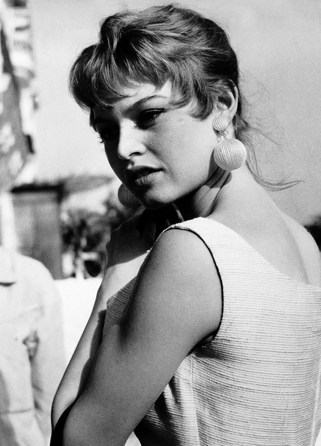 Brigitte Bardot au Festival de Cannes en 1955 © Photo par Bela Zola/Daily Mirror/Mirrorpix via Getty Images.