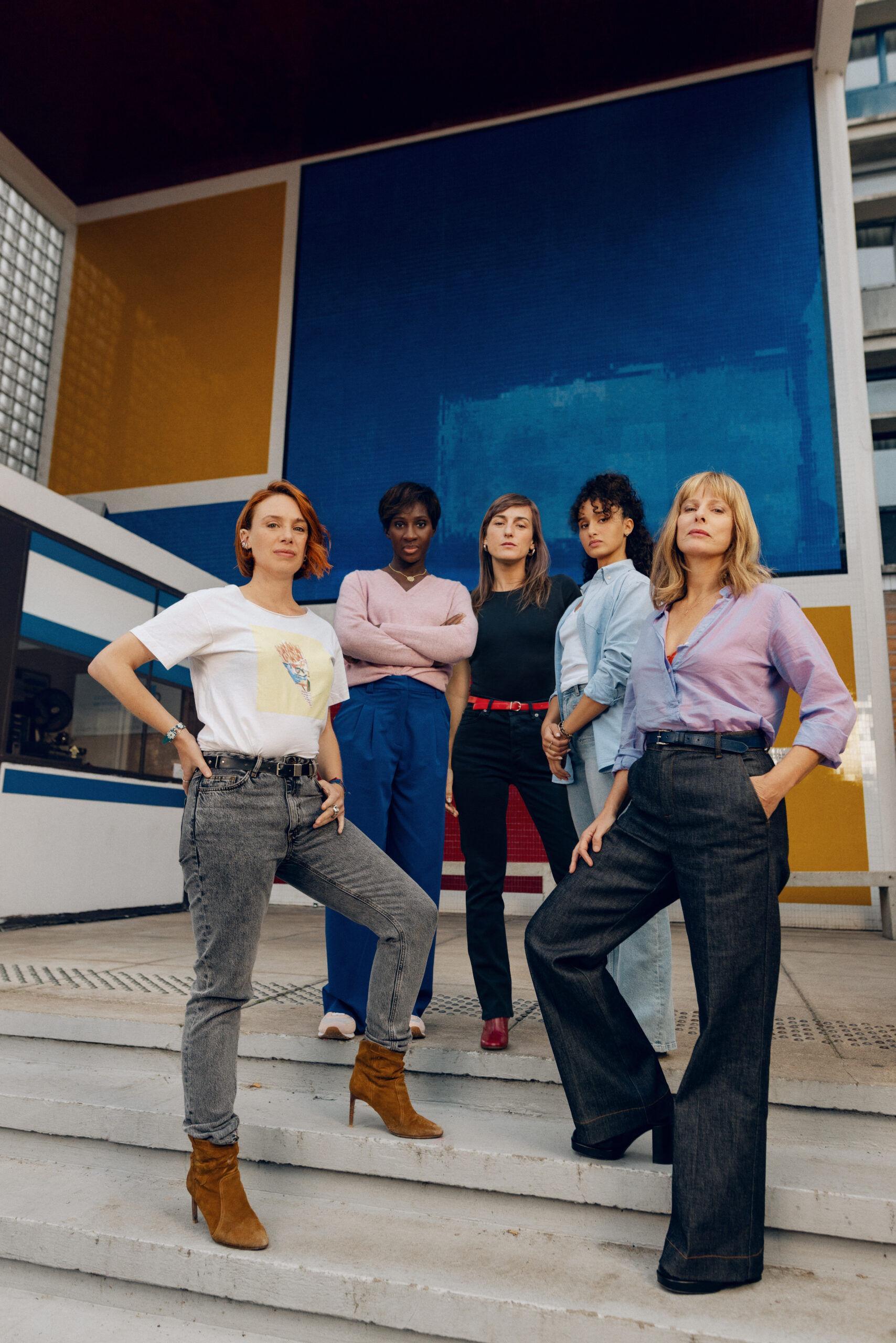 Juliette Armanet, Karin Viard, Oulaya Amamra, Eye Aidara et Laetitia Dosch dans La Maison des femmes. © Marie Rouge.