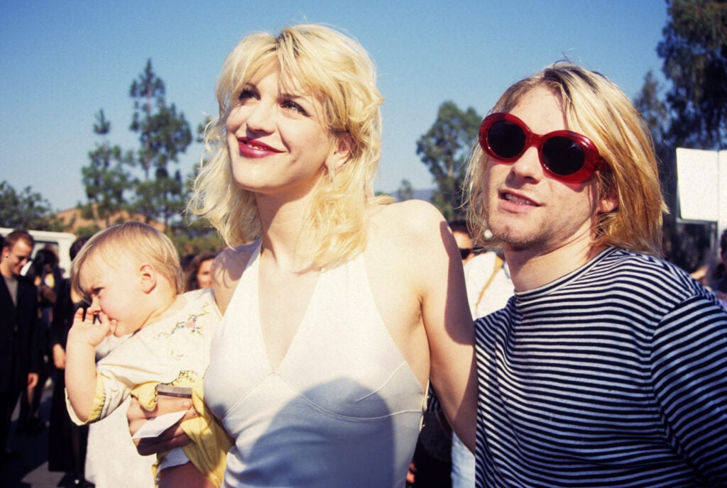 Kurt Cobain, Courtney Love et Frances Bean Cobain à l'Universal Ampitheater à Universal City, Californie. Photo par Terry McGinnis/WireImage via Getty Images.