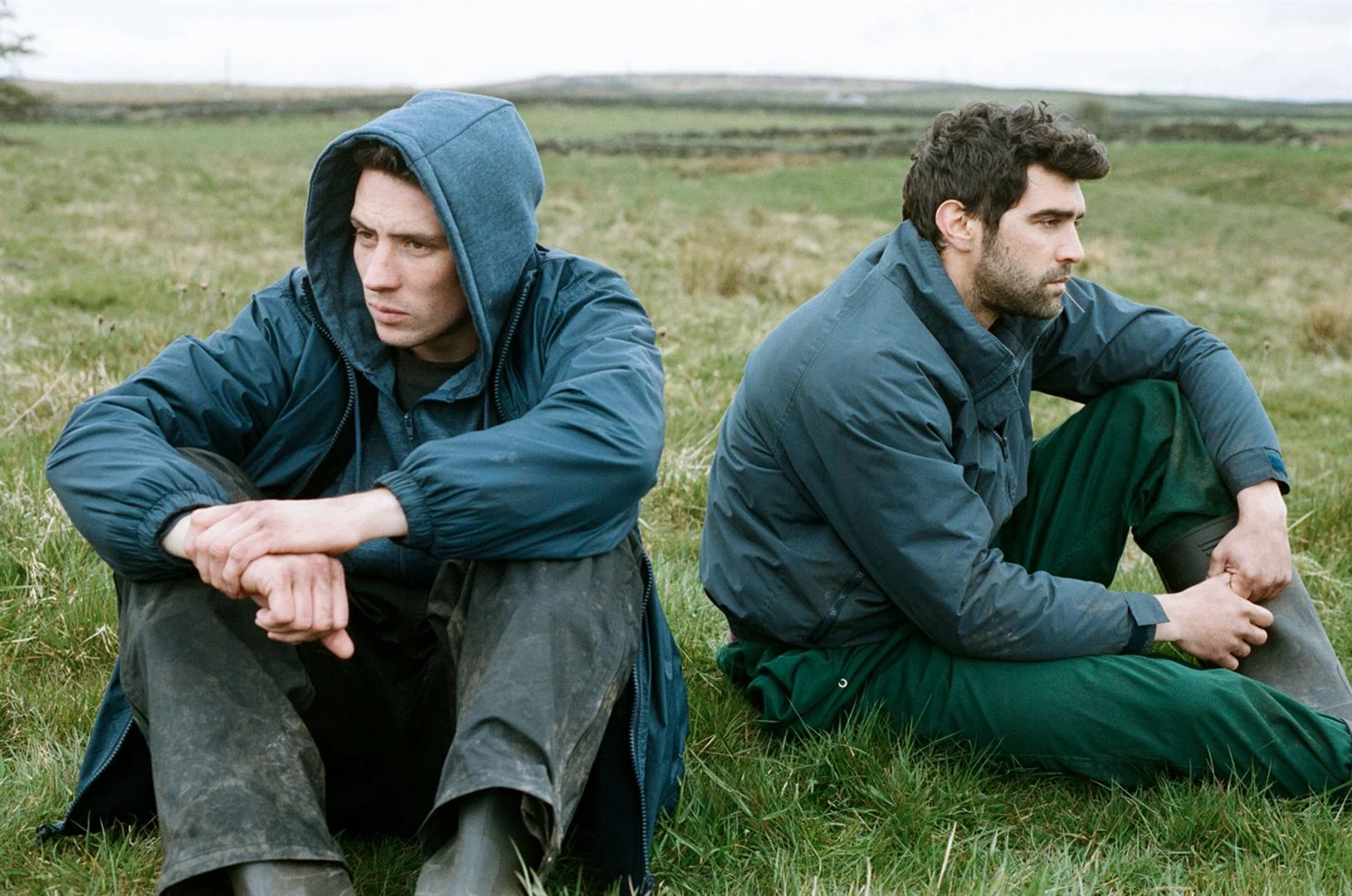 Josh O'Connor et Alec Secareanu dans Seule la Terre 