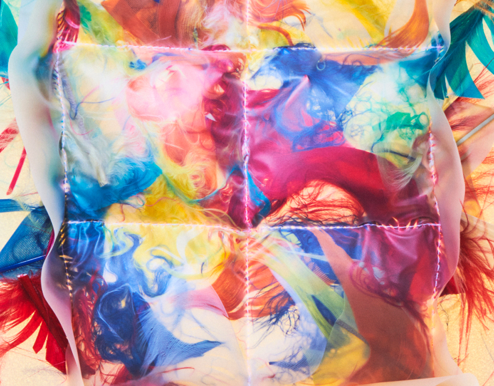 Recherche de matelassé réalisé à partir de chutes de plumes multicolores. © Maison Lemarié pour Stéphane Ashpool.