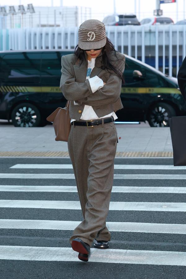 jennie porte une casquette et un tailleur pantalon