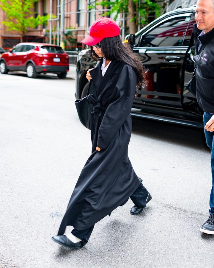 zoe kravitz en casquette