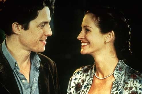 Hugh Grant et Julia Roberts dans Coup de foudre à Notting Hill de Roger Michell (1999). © DR.