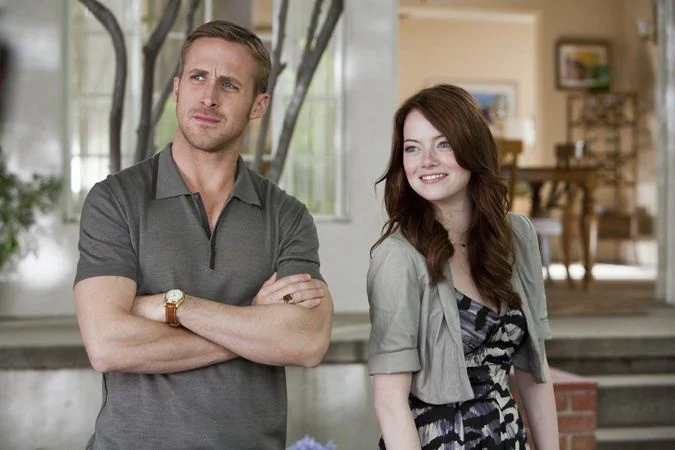 Ryan Gosling, Emma Stone, Steve Carell et Julianne Moore dans Crazy, Stupid, Love de Glenn Ficarra et John Requa (2011). © Warner Bros. France.