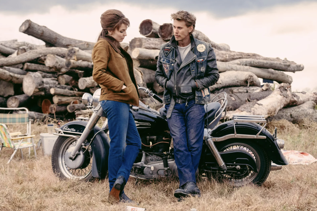 Austin Butler et Jodie Comer dans le film The Bikeriders (2024) © Focus Features, LLC. All Rights Reserved.