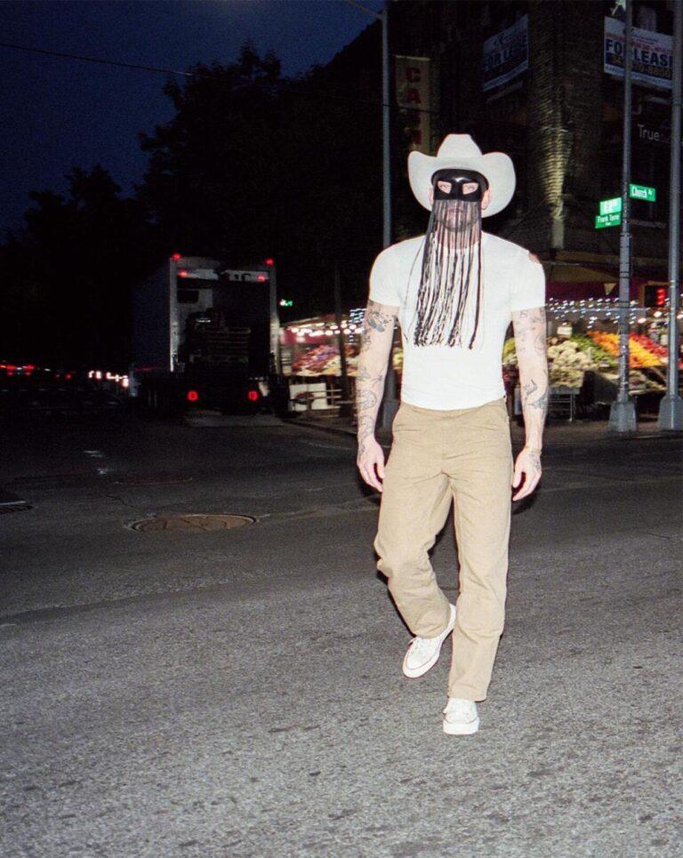 Portrait d'Orville Peck pour son EP Appaloosa (2025).
