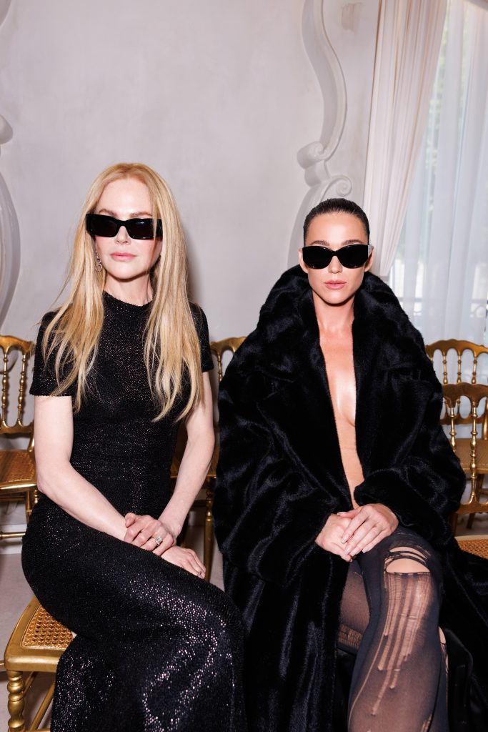 Nicole Kidman et Katy Perry au défilé Balenciaga haute couture automne-hiver 2024-2025 © Balenciaga.