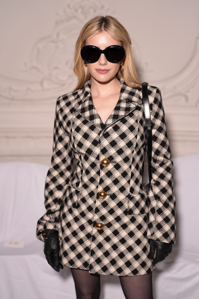Emma Roberts au défilé Ami homme printemps-été 2025 lors de la Fashion Week de Paris.