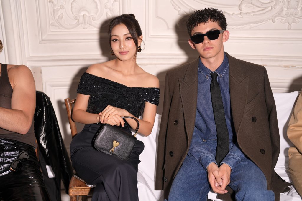 Jihyo et Joe Locke au défilé Ami homme printemps-été 2025 lors de la Fashion Week de Paris.