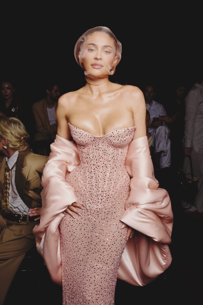 Kylie Jenner au défilé Schiaparelli haute couture automne-hiver 2024-2025 © Schiaparelli.