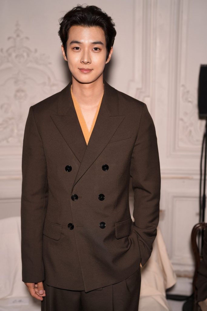 Wooshik Choi au défilé Ami homme printemps-été 2025 lors de la Fashion Week de Paris.