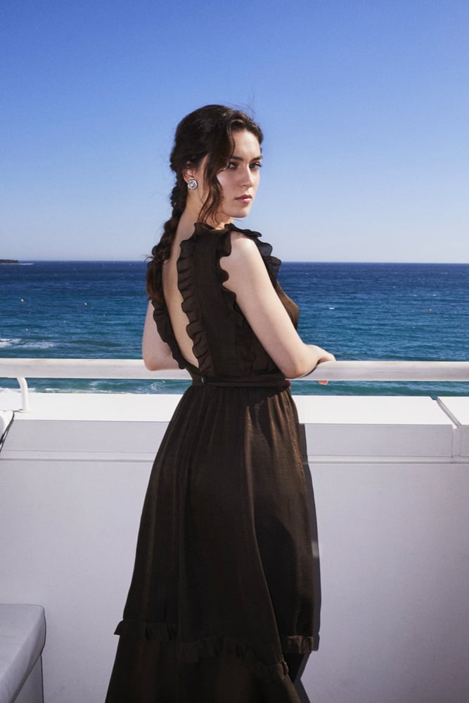 Anamaria Vartolomei en Chanel au Festival de Cannes 2024 © Chanel.