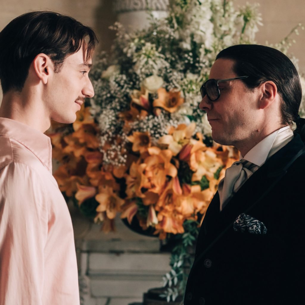 Daniel Brühl et Théodore Pellerin dans Becoming Karl Lagerfeld (2024) © Caroline Dubois - Jour Premier - 2024 Disney et ses sociétés affiliées.