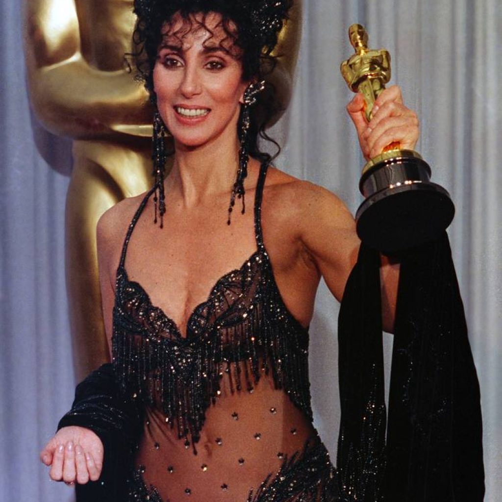  Cher posant avec son Oscar le 11 avril 1988 à Los Angeles. Photo par Bob Riha, Jr./Getty Images.