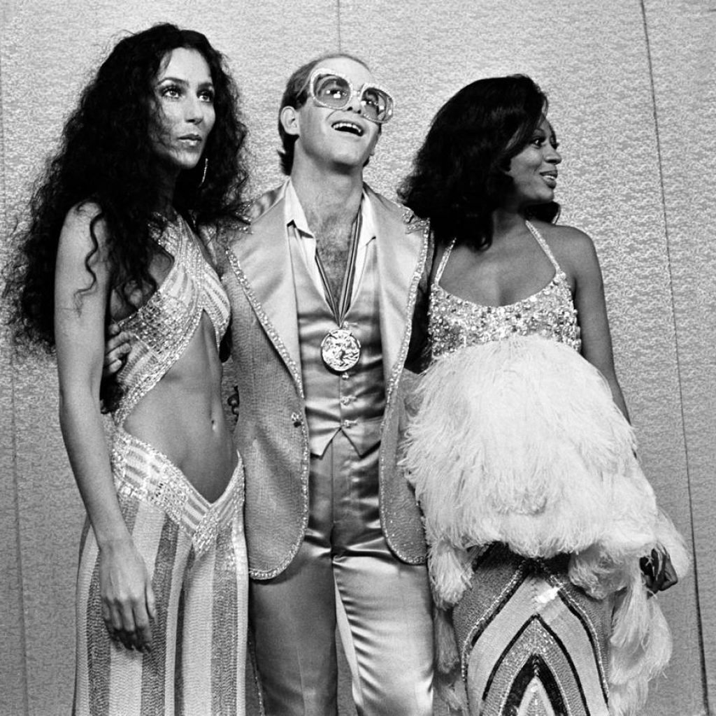 Cher, Elton John et Diana Ross aux Rock Awards, au Santa Monica Civic Auditorium, à Santa Monica, en 1975. Photo par Mark Sullivan/Getty Images.