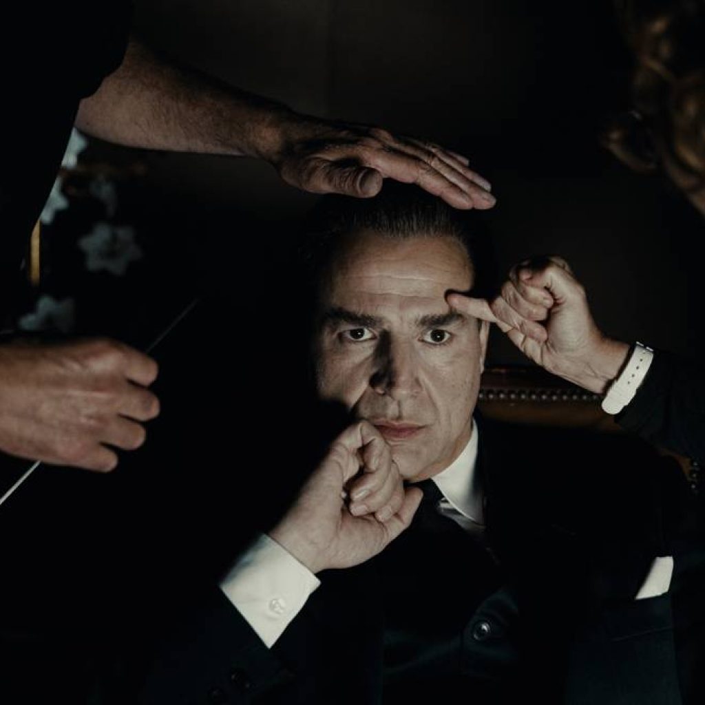 L'acteur Alberto San Juan dans le rôle de Cristóbal Balenciaga © Disney+.