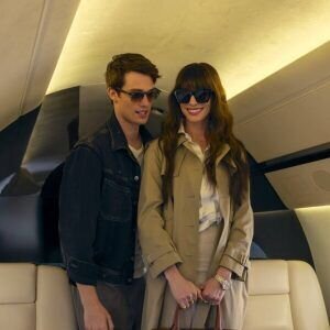 Anne Hathaway et Nicholas Galitzine dans L'Idée d'être avec toi (2024) © Amazon Content Services LLC.