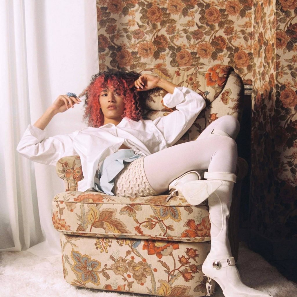 Portrait de la chanteuse Jäde © Louise Chevallet.