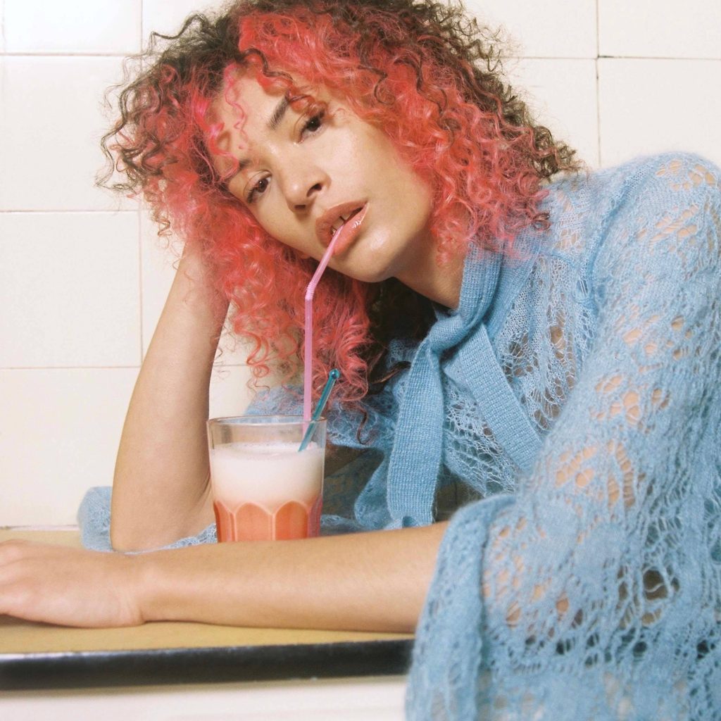 Portrait de la chanteuse Jäde © Louise Chevallet.