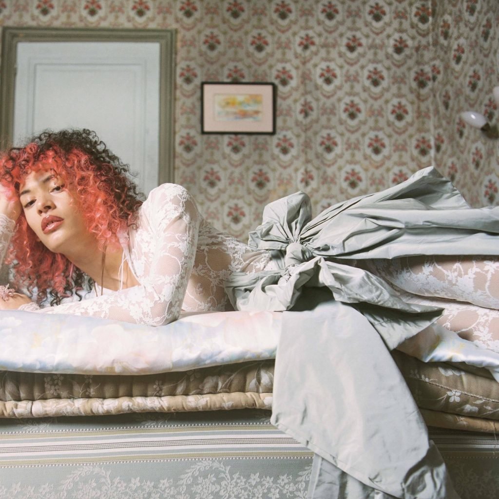 Portrait de la chanteuse Jäde © Louise Chevallet.