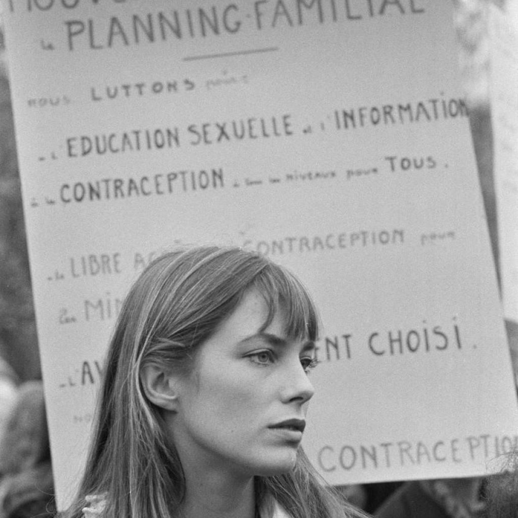 Jane Birkin lors d'une manifestation pro-avortement en 1972 à Bobigny. Photo par Alain Dejean/Sygma via Getty Images.