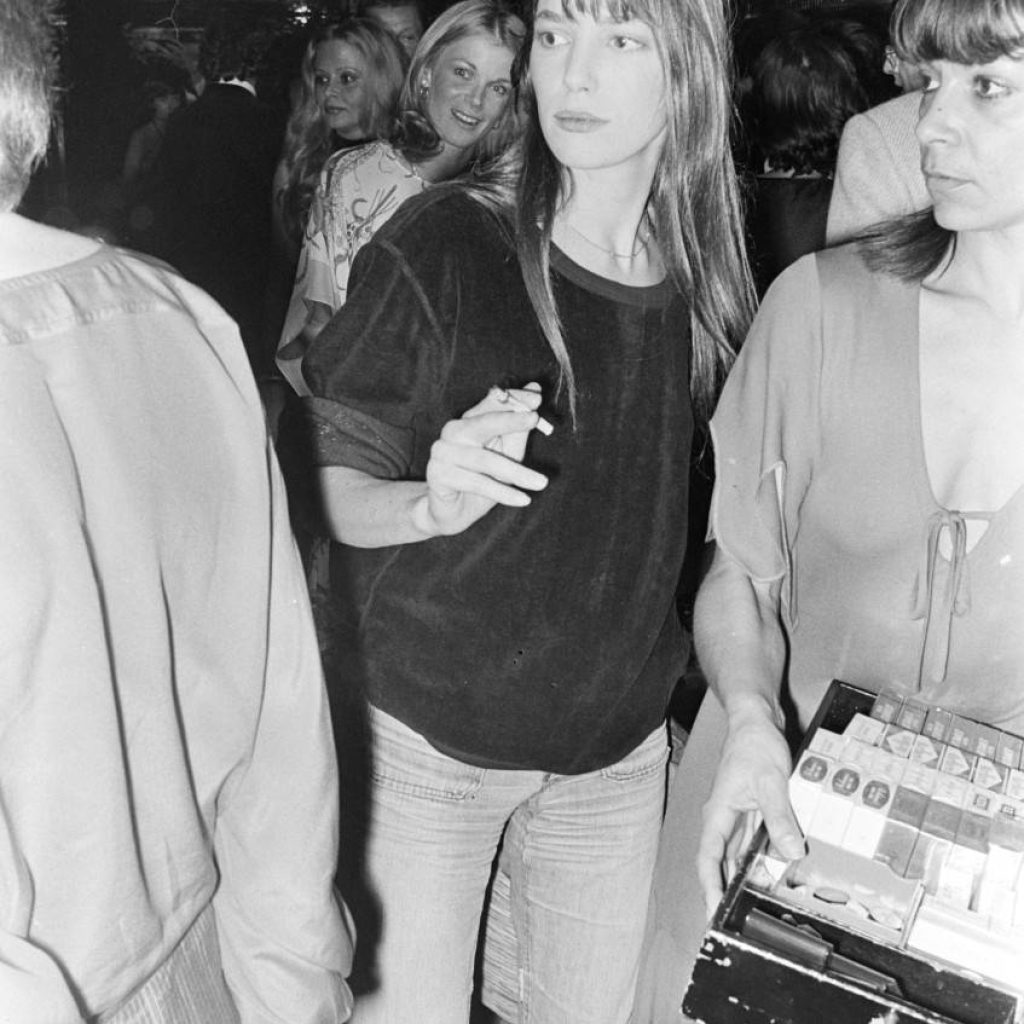 Jane Birkin lors d'une fête chez Regine à Paris, le 18 janvier 1977. Photo par Michel Maurou/WWD/Penske Media via Getty Images.