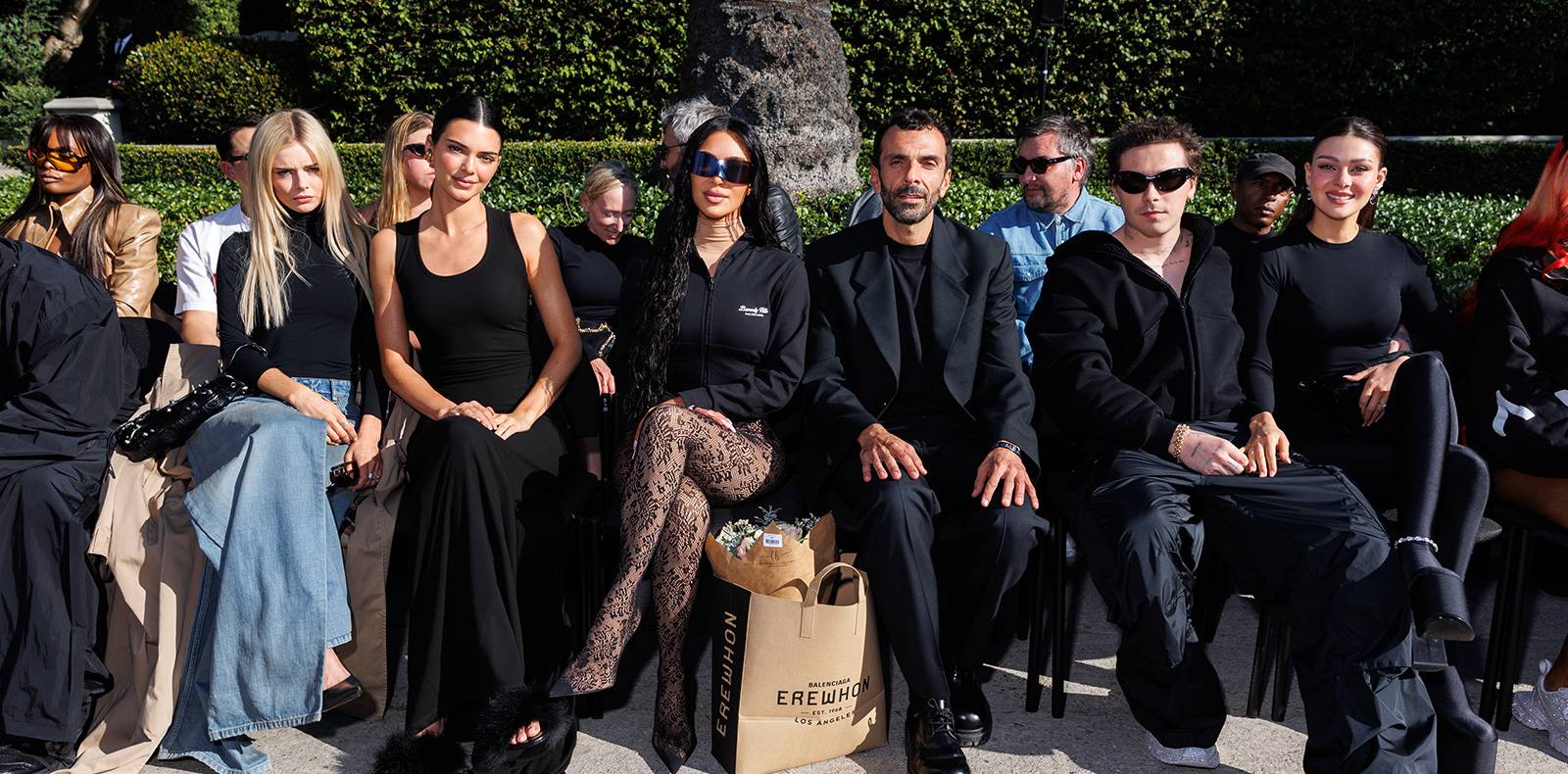Kendall Jenner Kim Kardashian, Nicola Peltz les stars au défilé Balenciaga à Los Angeles