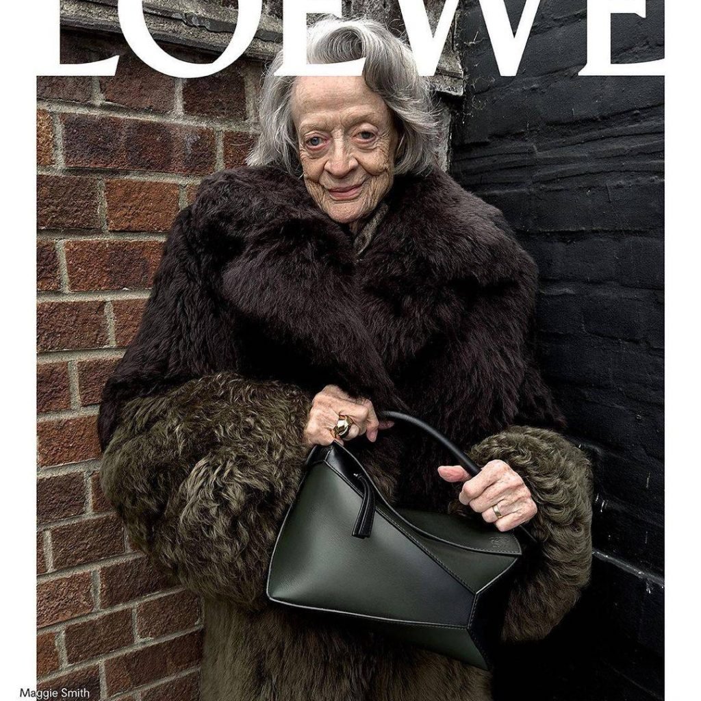 Maggie Smith pour la campagne Loewe printemps-été 2024.