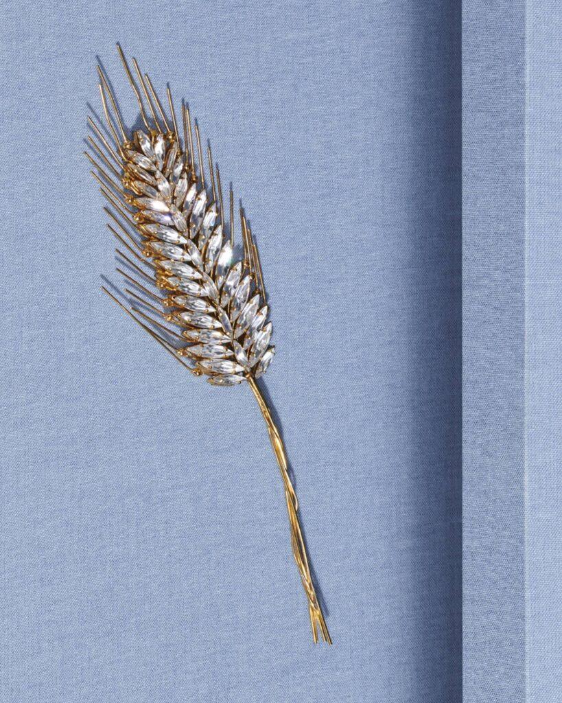 Broche “épi de blé” signée de Loulou de la Falaise. © Yves Saint Laurent