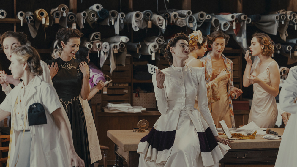 Nine d'Urso dans le rôle de Violette, mannequin fétiche de Cristóbal Balenciaga.