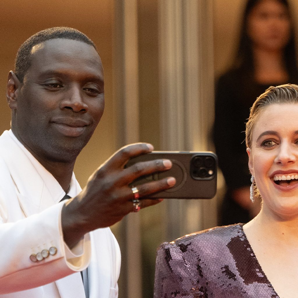 Omar Sy et Greta Gerwig à la projection du film Le Deuxième Acte, lors du 77ème Festival de Cannes © Samir Hussein/WireImage.