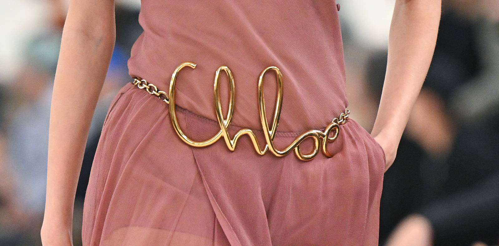 Défilé Chloé, ceinture logo, automne-hiver 2024-2025, Fashion Week, Paris