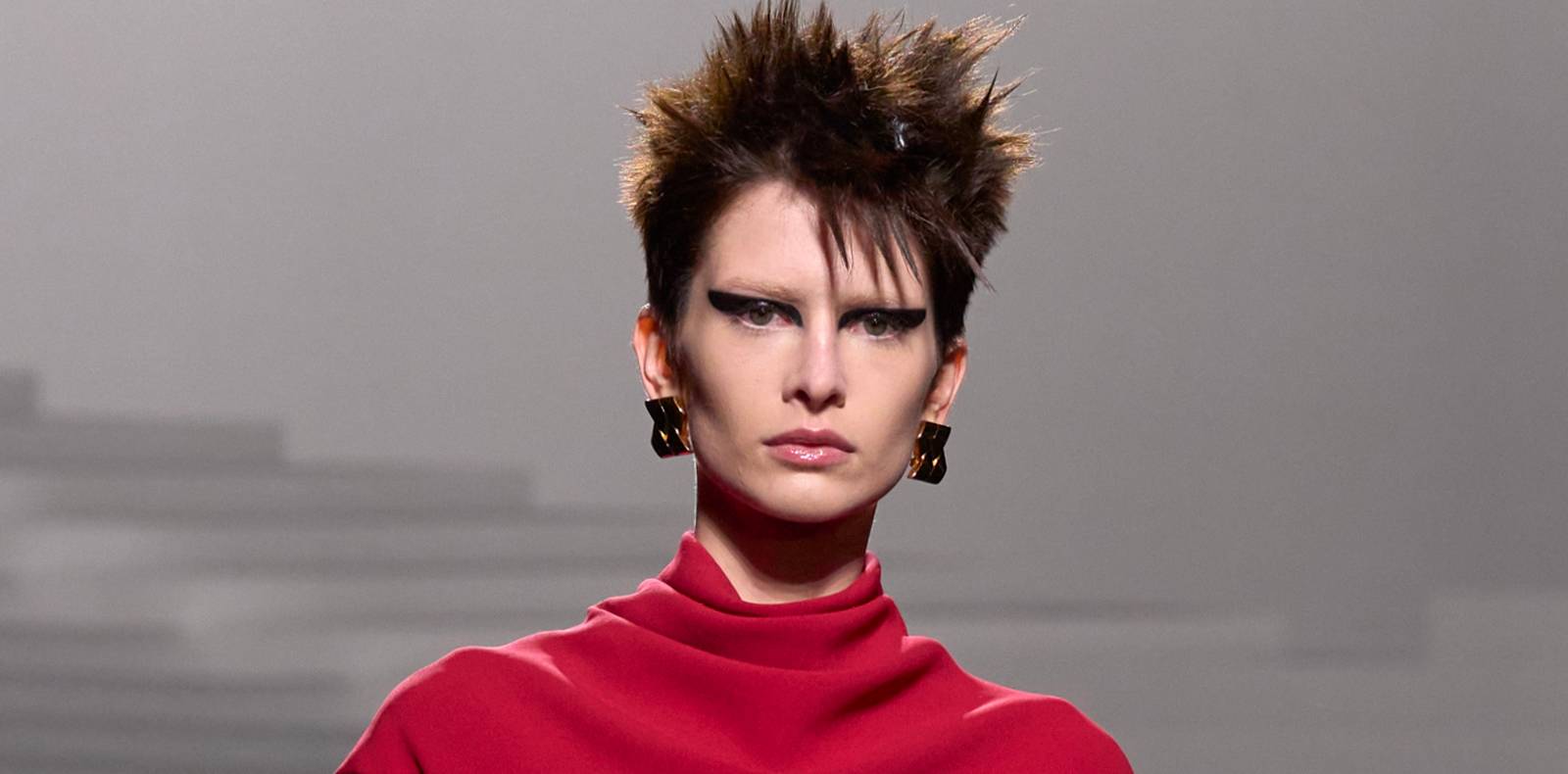 Défilé Versace automne-hiver 2024-2025, Pat Mcgrath, maquillage makeup, punk