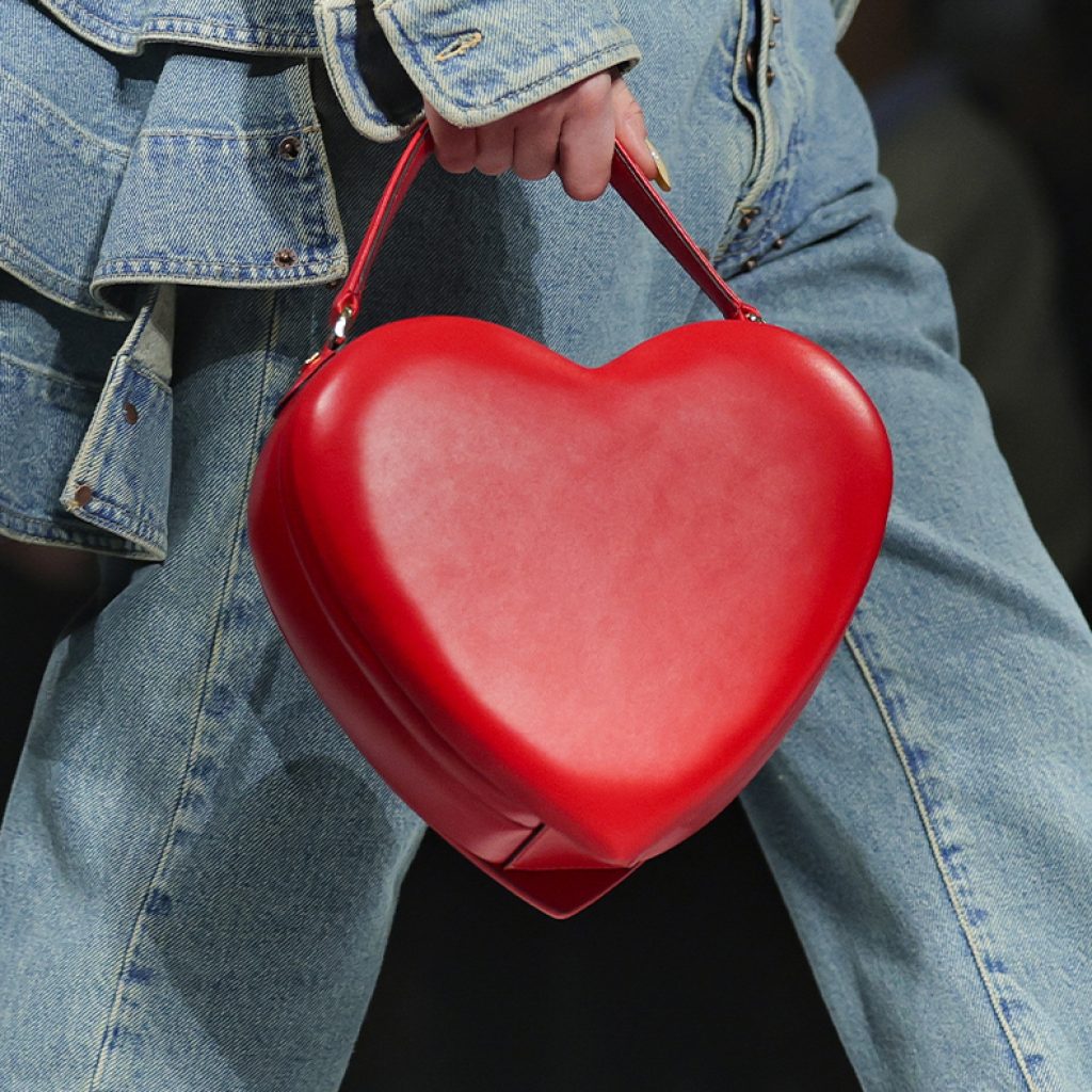 Sac baguette, sac cœur, Défilé Moschino automne-hiver 2024-2025, Fashion Week Milan