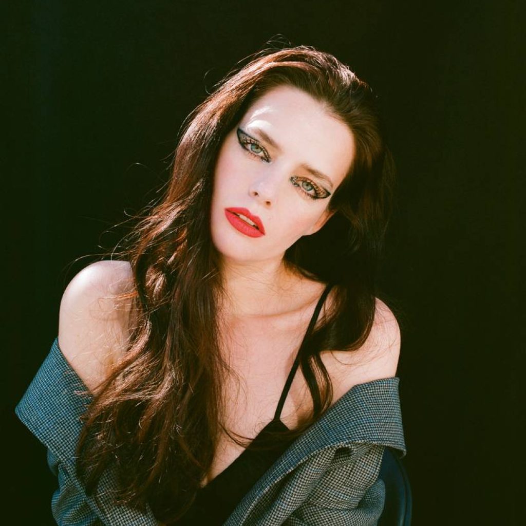 Roxane Mesquida dans Kaboom.