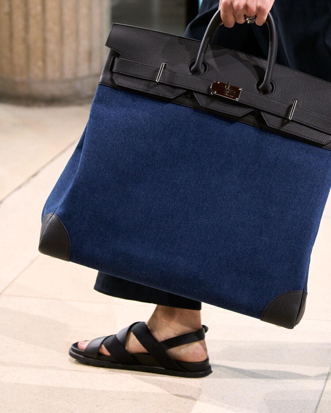 Les sacs du défilé Hermès homme printemps-été 2025. © Armando Grillo.