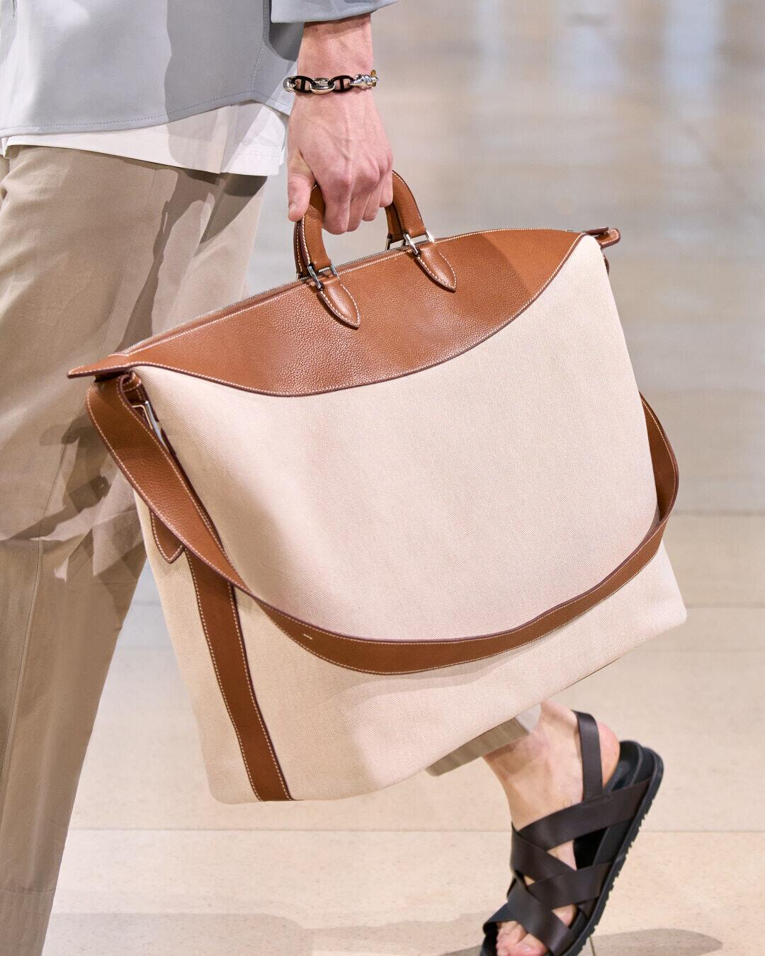Les sacs du défilé Hermès homme printemps-été 2025. © Armando Grillo.