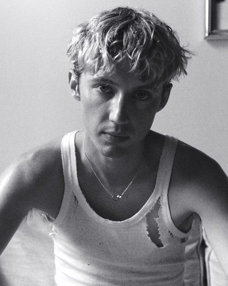 Photo du chanteur Troye Sivan, sélectionné parmi les clips queer à voir selon Numéro Magazine.