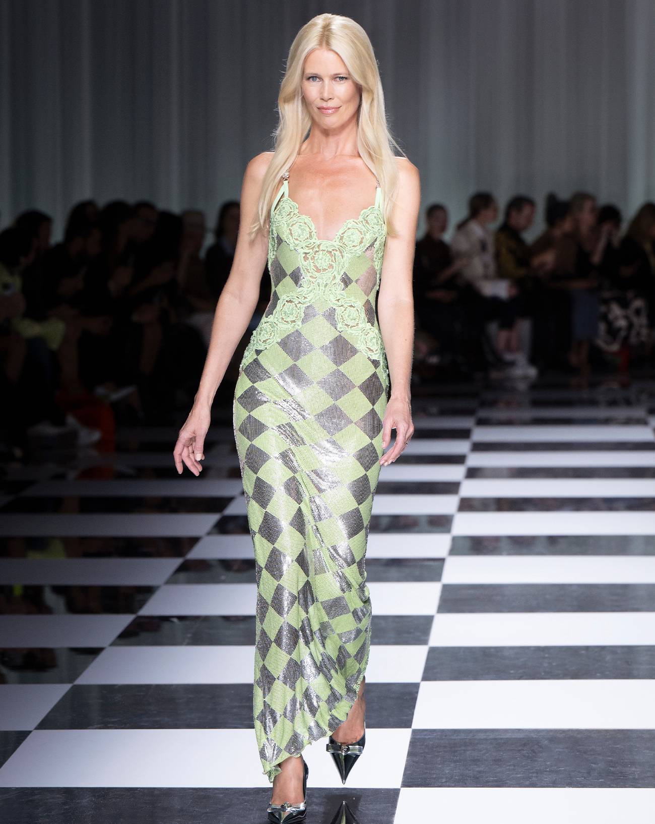 Défilé, Versace, printemps-été 2024, Claudia Schiffer