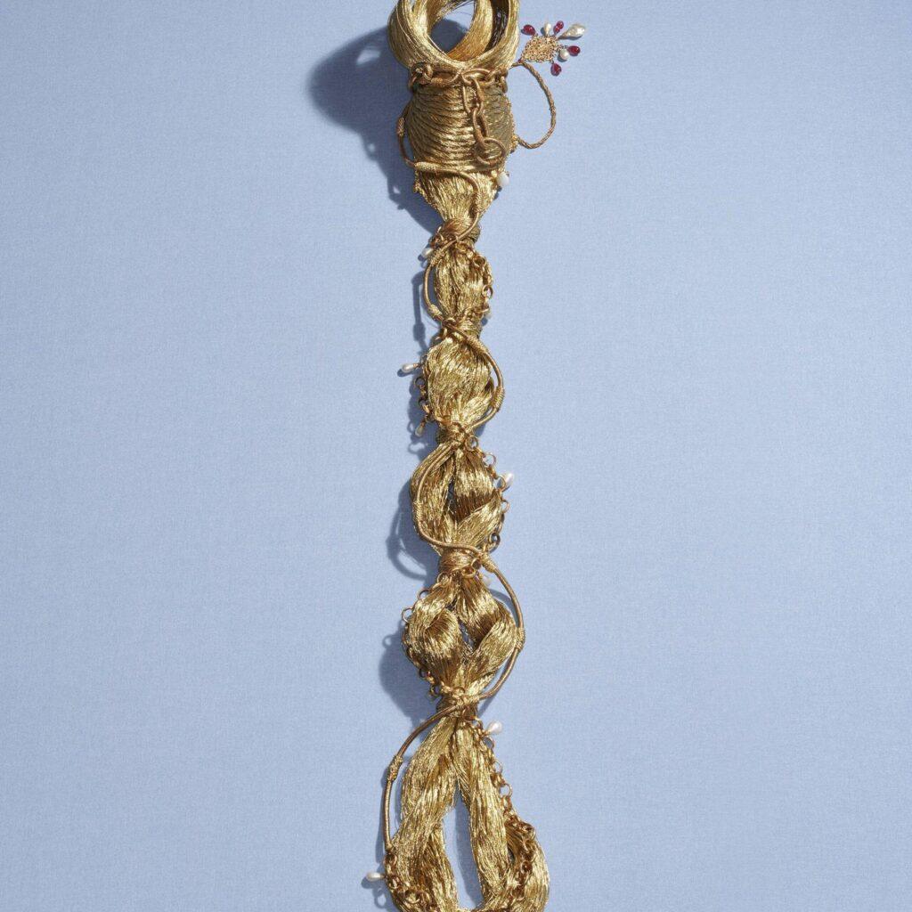 Coiffe tressée, collection haute couture automne-hiver 1966-1967. Fils et chaînes de métal, passementerie et perles de plastique. ©Yves Saint Laurent