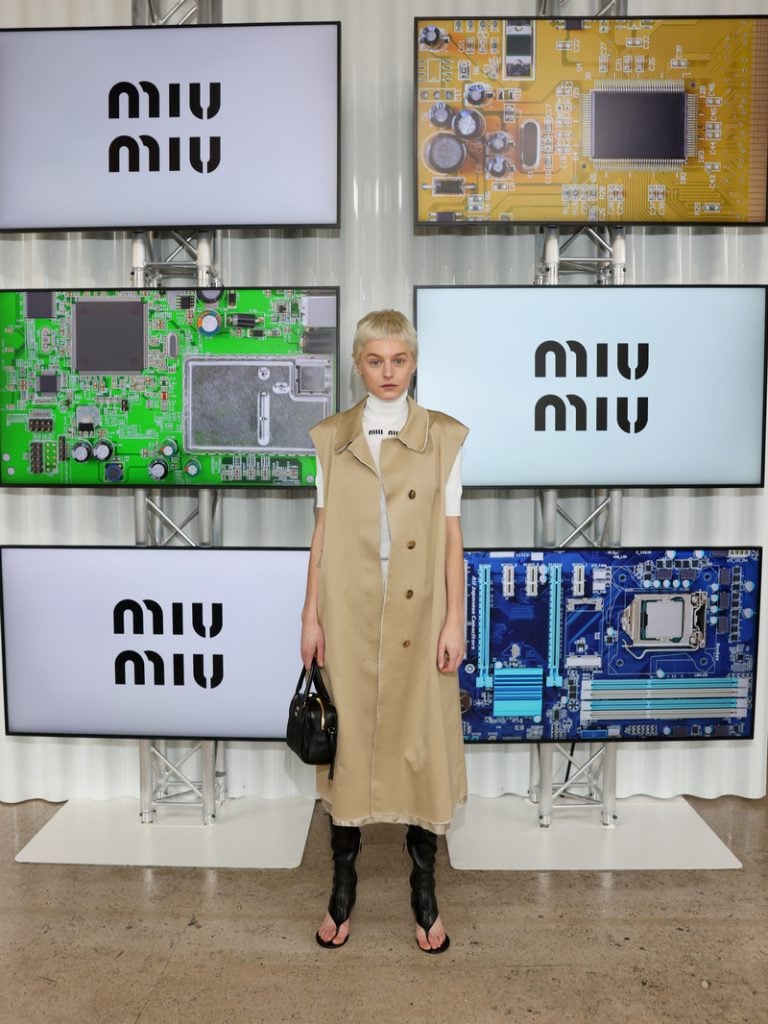 Emma Corrin au défilé Miu Miu printemps-été 2024.